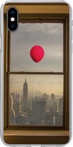 Geschikt voor iPhone Xs hoesje - Rode ballon vliegt langs raam in New York - Siliconen Telefoonhoesje