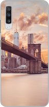 Geschikt voor Samsung Galaxy A70 hoesje - Brooklyn Brug en de skyline van New York tijdens zonsondergang - Siliconen Telefoonhoesje