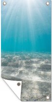 Tuinposter Zonlicht op de zeebodem - 40x80 cm - Wanddecoratie Buiten - Tuinposter - Tuindoek - Schuttingposter - Tuinschilderij