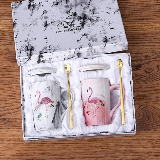 Set de tasses dans un emballage cadeau: tasse blanche avec motif marbré et flamant rose, tasse rose avec flamant rose et texte 'Elegance'.