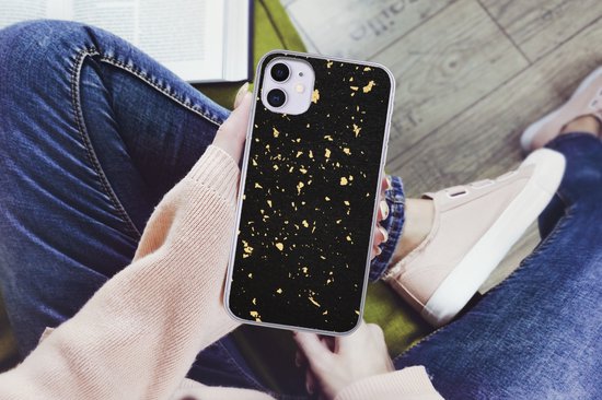 Telefoonhoesje Geschikt voor iPhone 11 hoesje - Gouden vlokken op een zwarte achtergrond - Siliconen Telefoonhoesje Telefoonhoesje