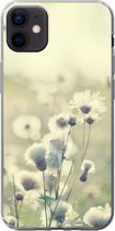 Geschikt voor iPhone 12 mini hoesje - Bloemen - Veld - Wit - Siliconen Telefoonhoesje