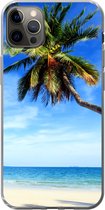 Geschikt voor iPhone 12 Pro Max hoesje - Palmbomen - Strand - Zee - Siliconen Telefoonhoesje