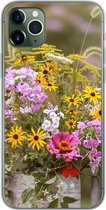 Geschikt voor iPhone 11 Pro Max hoesje - Bloemen - Gieter - Kleur - Siliconen Telefoonhoesje