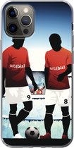 Geschikt voor iPhone 12 Pro hoesje - Een illustratie van twee voetballers in een stadion - Jongens - Meiden - Kids - Siliconen Telefoonhoesje