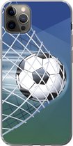 Geschikt voor iPhone 12 Pro Max hoesje - Een illustratie van een voetbal in het net -Jongens - Meisjes - Kinderen - Siliconen Telefoonhoesje