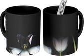 Magische Mok - Foto op Warmte Mok - Witte tulpen op een zwarte achtergrond - 350 ML