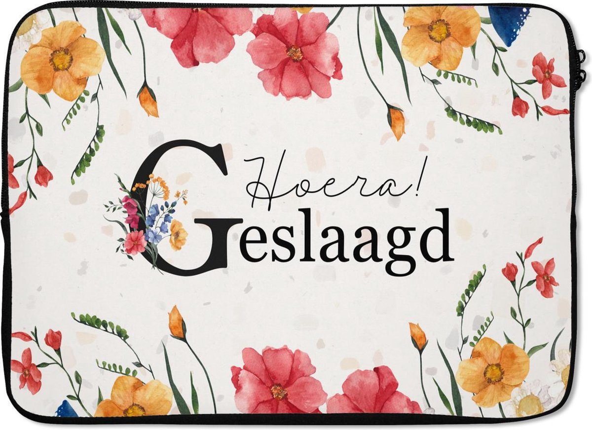 Laptophoes 13 inch - Spreuken - Quotes - 'Hoera geslaagd' - Feest - Laptop sleeve - Binnenmaat 32x22,5 cm - Zwarte achterkant