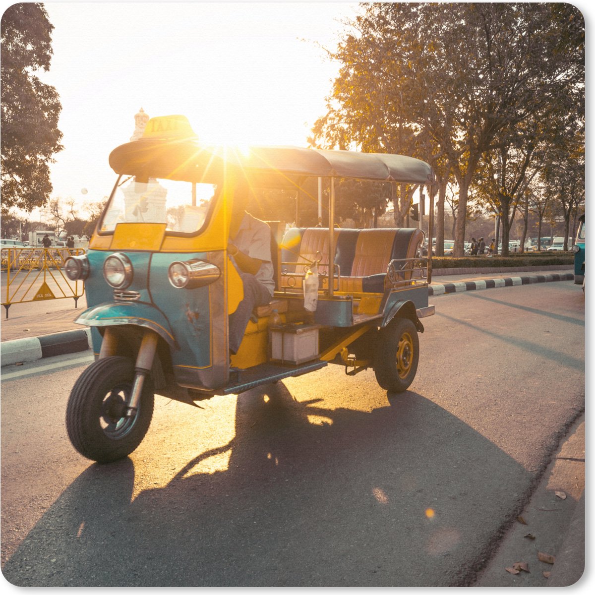 Muismat XXL - Bureau onderlegger - Bureau mat - Tuktuk tijdens zonsondergang - 40x40 cm - XXL muismat