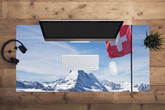 Muismat XXL 120x60 cm - Bureau onderlegger - Bureau mat Zwitserse Vlag bij Matterhorn in Zwitserland - Bureaumat - Gaming mousepad xl - Bureaulegger groot - Computer deskmat