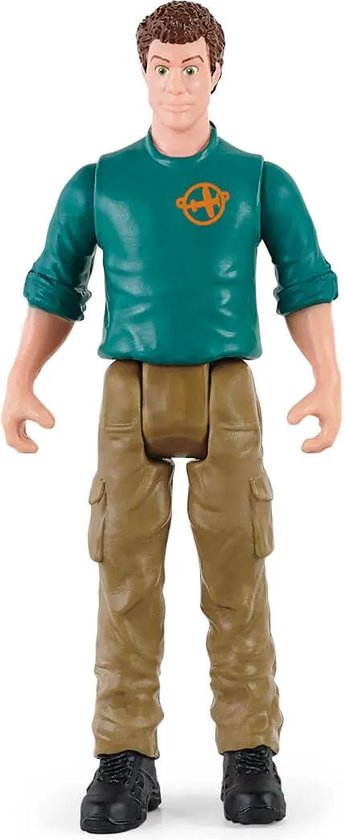 Een man met bruin haar in een groen shirt met logo en bruine cargobroek, met zwarte schoenen.