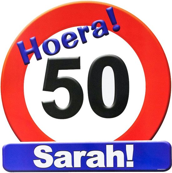 Hoera! 50 Sarah! Een rood-wit verkeersbord met 'Hoera! 50' erop, met een blauw bord eronder met 'Sarah!'.