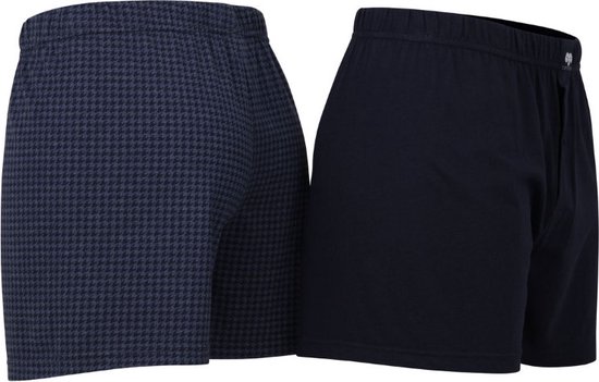 Twee boxershorts: een met pied-de-poule patroon en een effen donkerblauwe.
