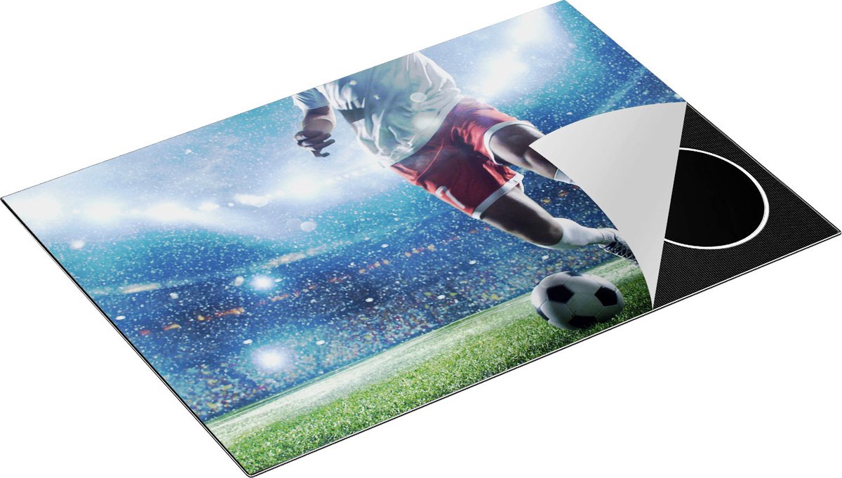 Chefcare Inductie Beschermer Voetbal Speler met de Bal in een Druk Stadion - 75x55 cm - Afdekplaat Inductie - Kookplaat Beschermer - Inductie Mat