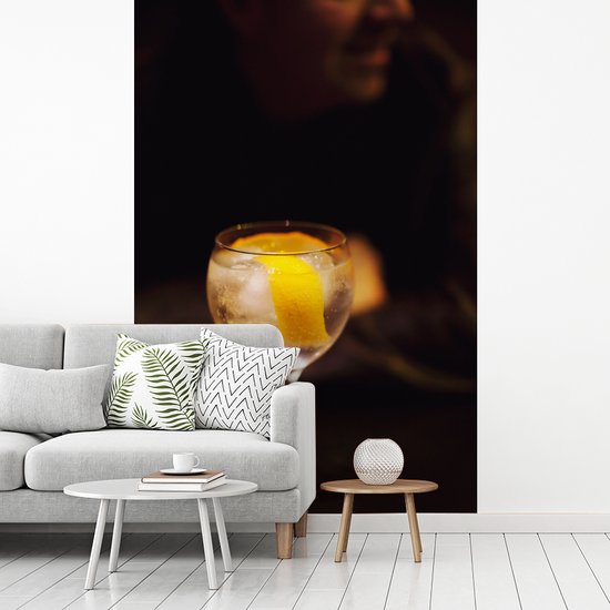 Papier peint photo vinyle - Un Gin tonic avec un citron largeur 200 cm x hauteur 300 cm - Tirage photo sur papier peint (disponible en 7 tailles)