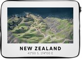 Laptophoes 13 inch - Nieuw Zeeland - Water - Groen - Strand - Laptop sleeve - Binnenmaat 32x22,5 cm - Zwarte achterkant