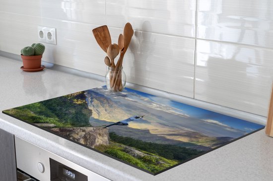 KitchenYeah® Inductie beschermer 83x51.5 cm - Een man neemt een yogahouding aan op een bergtop - Kookplaataccessoires - Afdekplaat voor kookplaat - Inductiebeschermer - Inductiemat - Inductieplaat mat