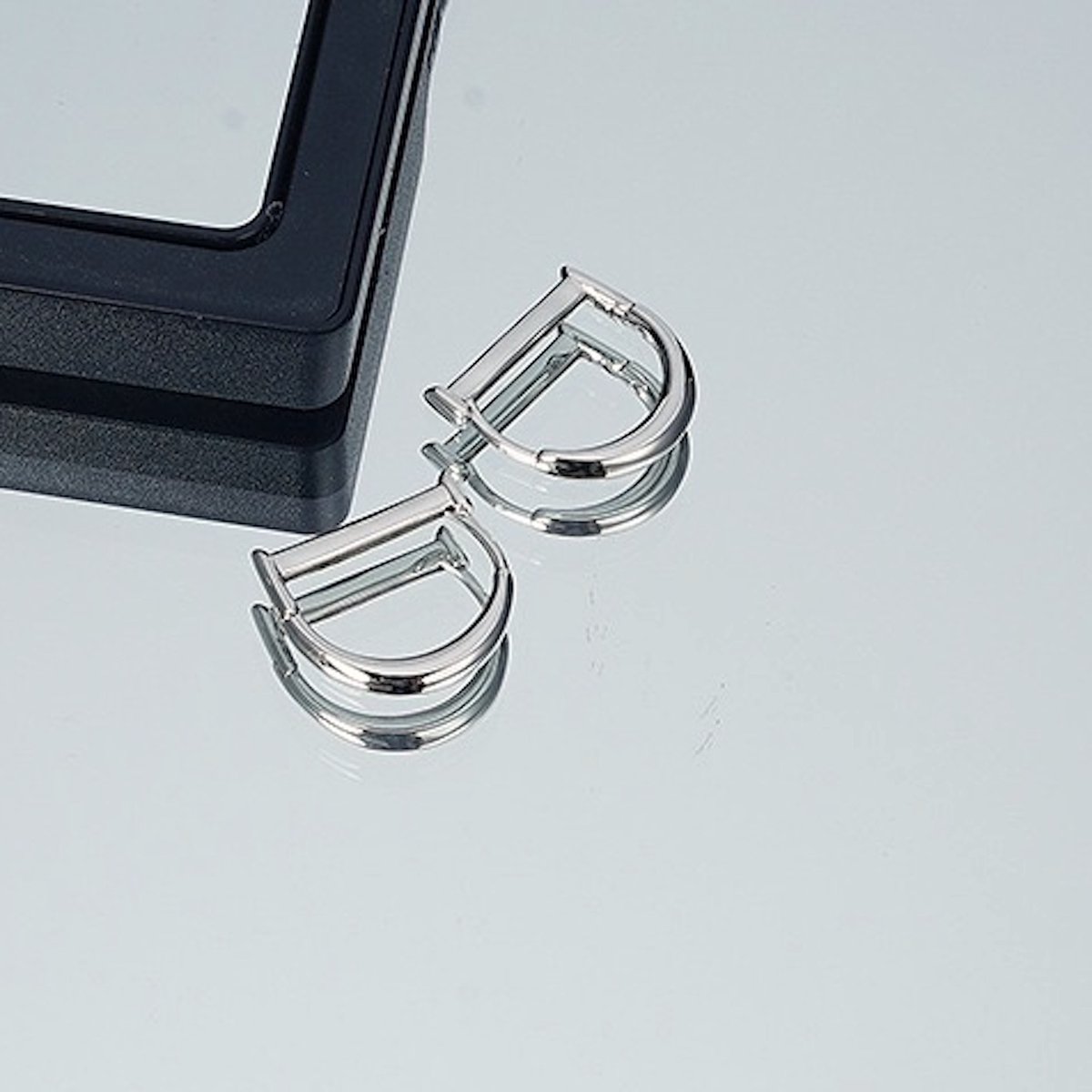 Minimalistisch ontwerp Letter D kleine oorringen - zilver