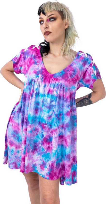 Model poseert in een korte roze en blauwe tie-dye jurk met korte mouwen en V-hals, gedetailleerd met witte veters.
