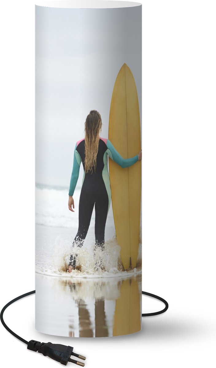 Lamp - Nachtlampje - Tafellamp slaapkamer - Vrouwelijke surfer staat naast surfplank - 70 cm hoog - Ø22.3 cm - Inclusief LED lamp