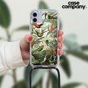 Transparante telefoonhoes met veel kolibries, gedragen aan een koord om de nek. De hoes is door een hand vastgehouden.