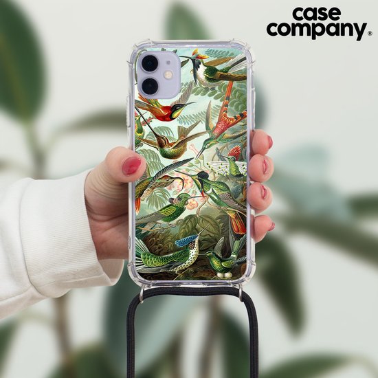 Transparante telefoonhoes met veel kolibries, gedragen aan een koord om de nek. De hoes is door een hand vastgehouden.