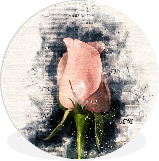 Close-up van een roze roos met abstracte, rokerige effecten op een achtergrond van krantenknipsels.