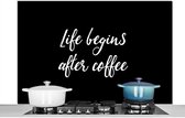 Spatscherm keuken 120x80 cm - Kookplaat achterwand Quotes - Koffie - Life begins after coffee - Spreuken - Muurbeschermer - Spatwand fornuis - Hoogwaardig aluminium