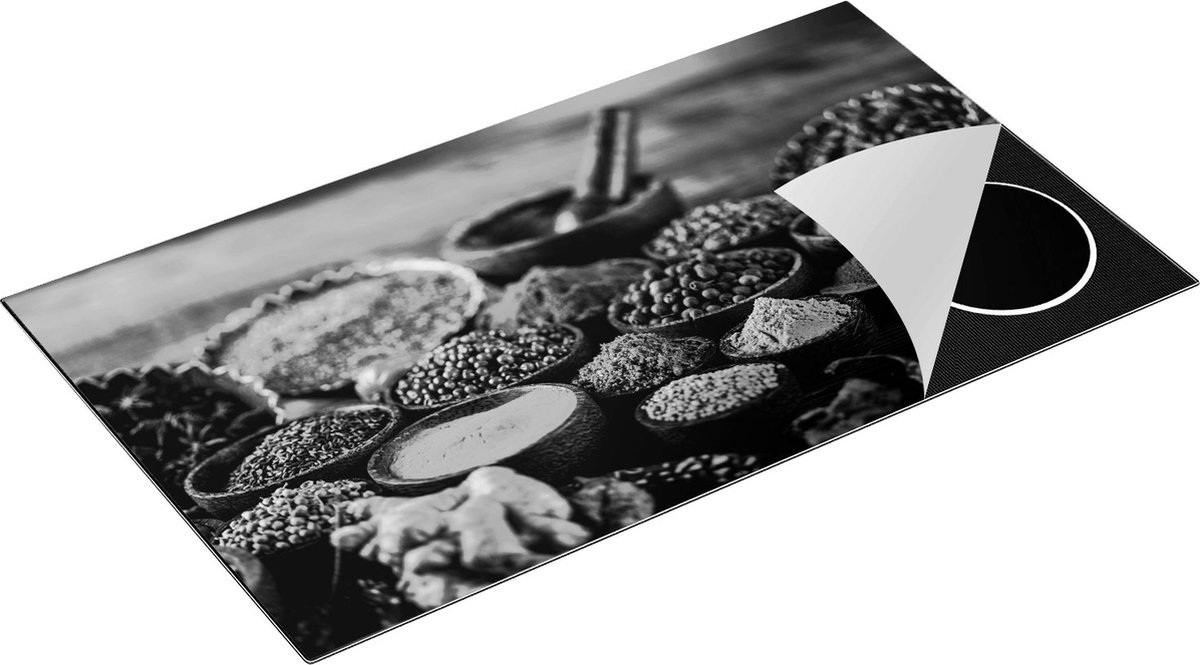 Chefcare Inductie Beschermer Diverse Kleurrijke Kruiden op Tafel - Zwart Wit - 90x52 cm - Afdekplaat Inductie - Kookplaat Beschermer - Inductie Mat