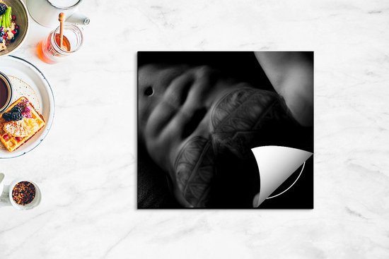 Chefcare Inductie Beschermer Naakte Man met een Sixpack en Tattoos - Erotiek - Zwart Wit - 60x50 cm - Afdekplaat Inductie - Kookplaat Beschermer - Inductie Mat