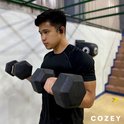 Man met zwarte oordopjes, aan het liften van gewichten in een sportschool. Tekst "COZEY".