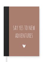 Notitieboek - Schrijfboek - Engelse quote "Say yes to new adventures" met een hartje op een bruine achtergrond - Notitieboekje klein - A5 formaat - Schrijfblok