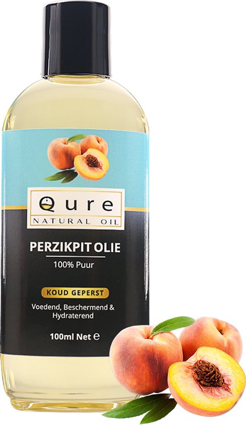 Fles perzikpitolie met etiket. Afbeeldingen van perziken aan de voorkant. 'Qure Natural Oil', 'Perzikpit Olie'.