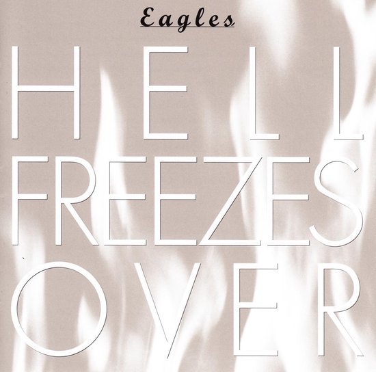 Albumhoes met de tekst "Eagles" en "Hell Freezes Over" in witte letters tegen een achtergrond van vlammen.