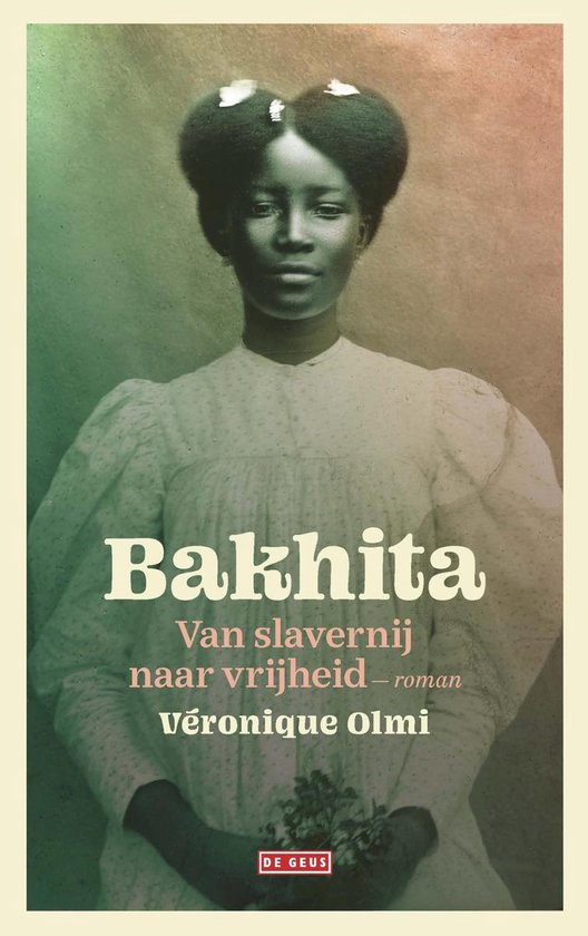 Boekcover: Bakhita. Van slavernij naar vrijheid, roman door Véronique Olmi. Portret van een jonge vrouw.