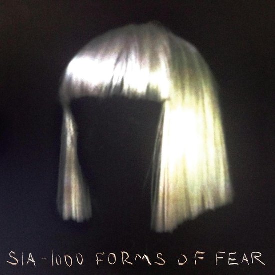 Hoes van SIA - 1000 FORMS OF FEAR. Toont een blonde bob pruik op een donkere achtergrond met de albumtitel.