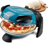 Blauwe G3 Ferrari pizzaoven met een gebakken pizza met tomaten en kaas. Naast de oven ligt deeg en een deegroller op een houten plank.