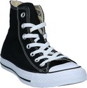 Zwarte hoge Converse sneakers met witte veters en zool.