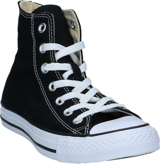 Zwarte hoge Converse sneakers met witte veters en zool.