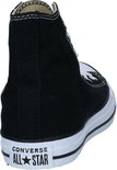 Achterkant van een zwarte Converse All Star hoge sneaker met witte zool en logo.