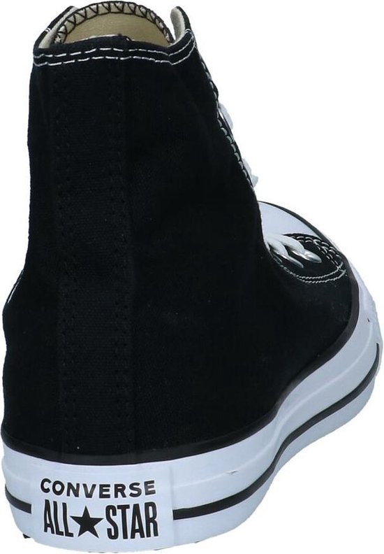Achterkant van een zwarte Converse All Star hoge sneaker met witte zool en logo.