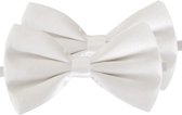 2x Witte verkleed vlinderstrikjes 12 cm voor dames/heren - Wit thema verkleedaccessoires/feestartikelen - Vlinderstrikken/vlinderdassen met elastieken sluiting