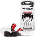 Drie Venum Challenger gebitsbeschermers in rood/zwart, zwart en wit, met bewaarkoffer en verpakking.