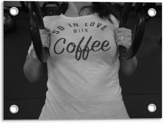 Tuinposter – ''So in Love WIth Coffee'' T-shirt in de Sportschool (zwart/wit) - 40x30cm Foto op Tuinposter  (wanddecoratie voor buiten en binnen)