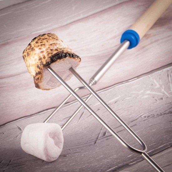 Gegrilde marshmallow op een uitschuifbaar spiesje, met een ongegrilde marshmallow ernaast.