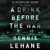 Boekomslag "A Drink Before the War" door Dennis Lehane. Titel in grote witte letters op donkere, mistige achtergrond met verlichte brug.