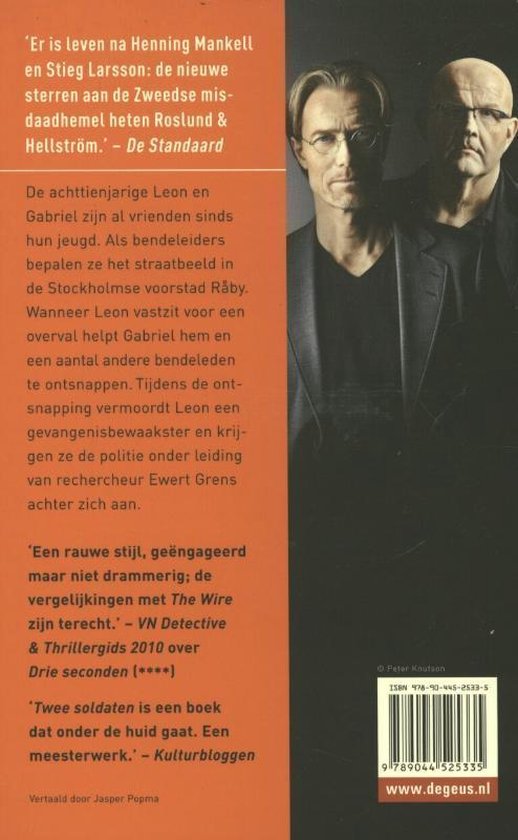Twee soldaten. Twee mannen staan op een heuvel met een donkere lucht.