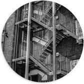 Dibond Wandcirkel - Brandtrap aan Gebouw (zwart/wit) - 100x100cm Foto op Aluminium Wandcirkel (met ophangsysteem)