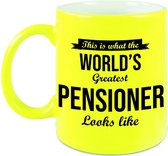 How the worlds greatest pensioner looks like mok / beker neon geel pensioen cadeau collega 330 ml