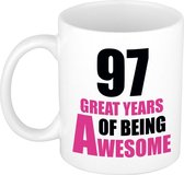 97 great years of being awesome cadeau mok / beker wit en roze
